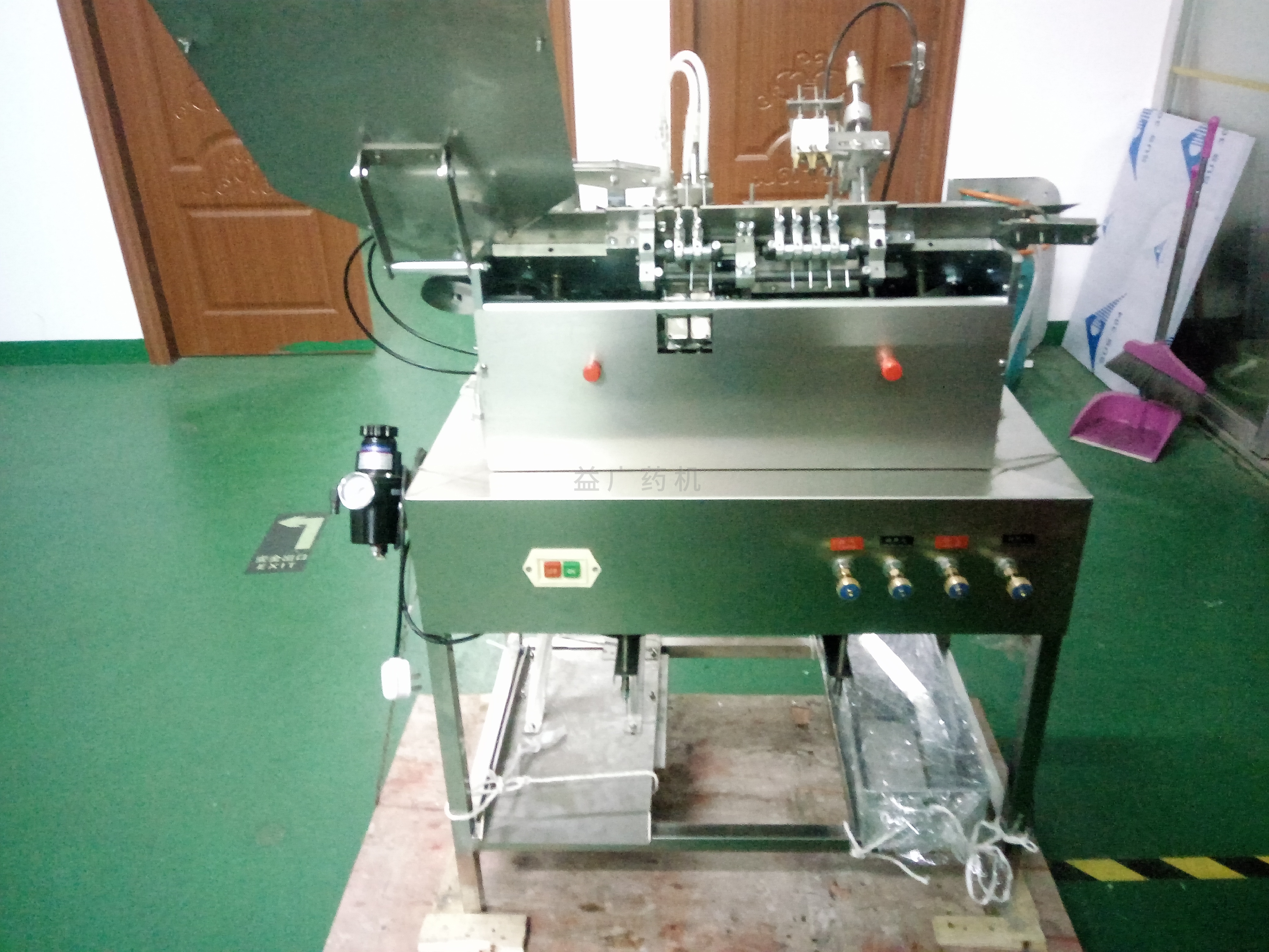 兩針安瓿拉絲灌封機(jī) 兩針安瓿拉絲灌封機(jī)