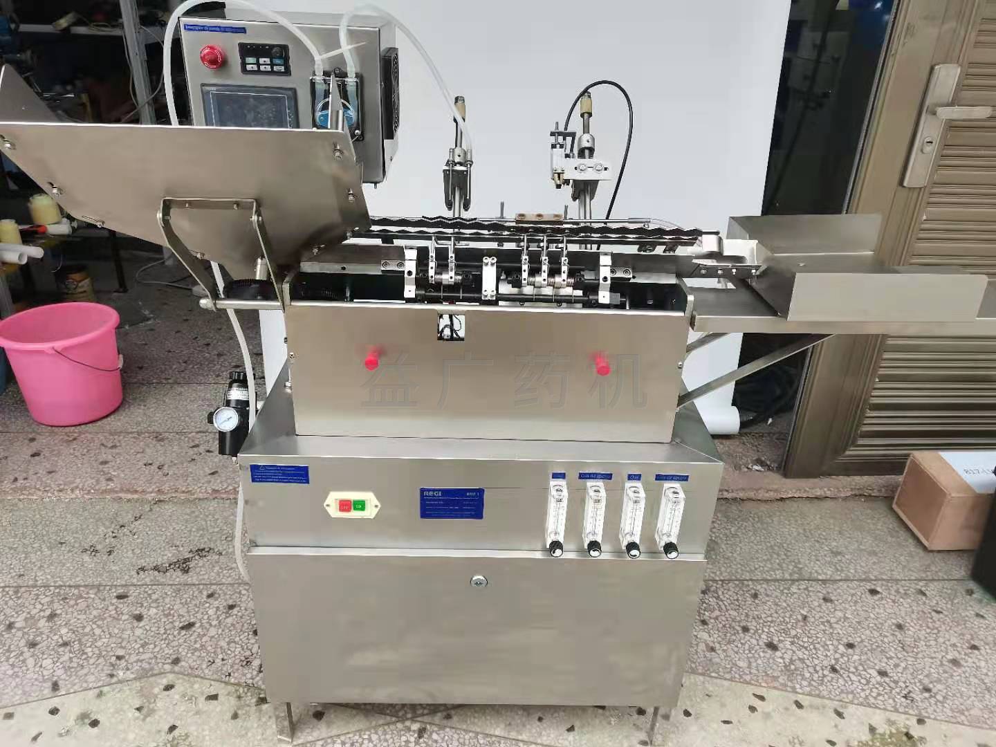 全封閉的10ml蠕動(dòng)泵安瓿拉絲灌封機(jī) 全封閉的10ml蠕動(dòng)泵安瓿拉絲灌封機(jī)