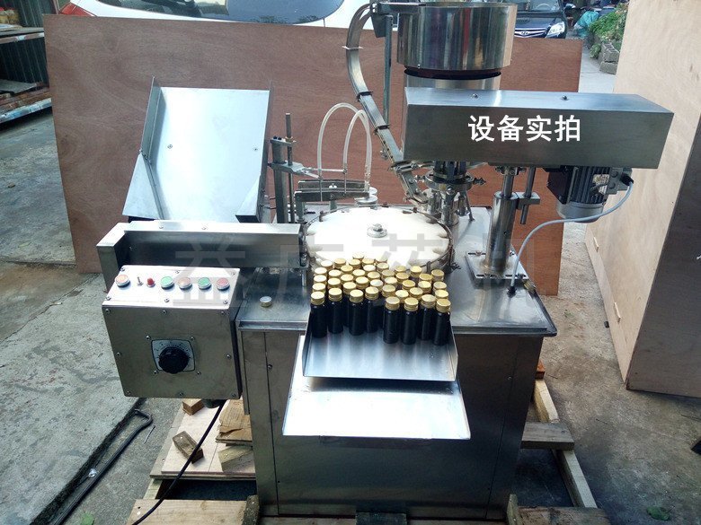 玻璃瓶灌裝軋蓋一體機(jī)實拍 玻璃瓶灌裝軋蓋一體機(jī)實拍
